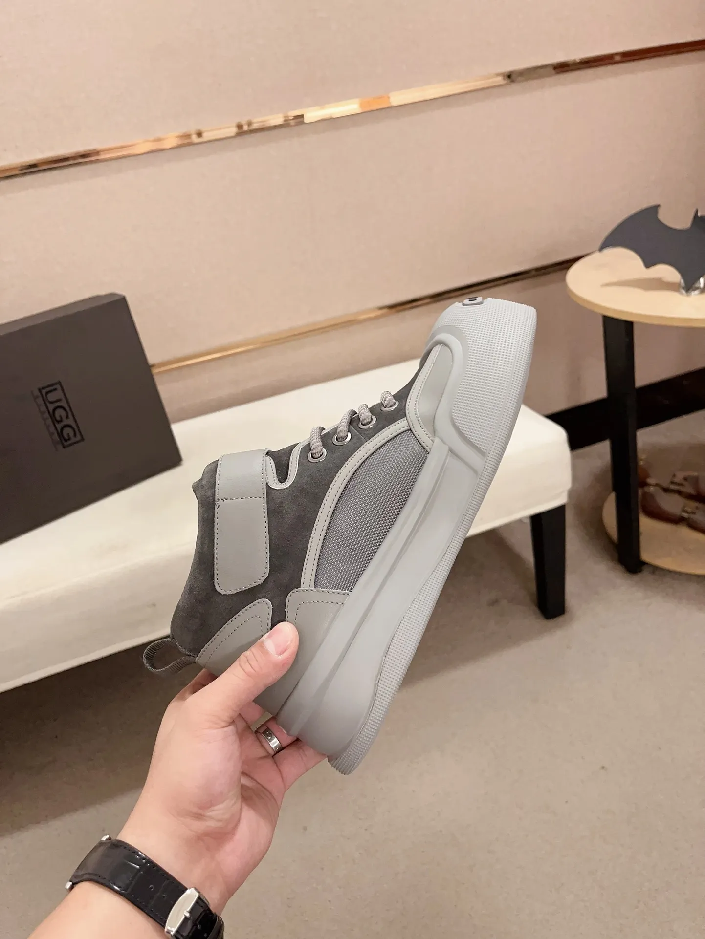 Factory Price: 380 Men's Men's Shoes💰North American Men's Shoes Ugg ☃️In the special sale of new high-quality men's shoes and snow boots in autumn and winter, the nemesis of extreme cold weather! Made of cowhide leather, merino wool lining, and original outsole, whether driving, outdoor or daily wear, there is always one that suits you! Code number 39-44